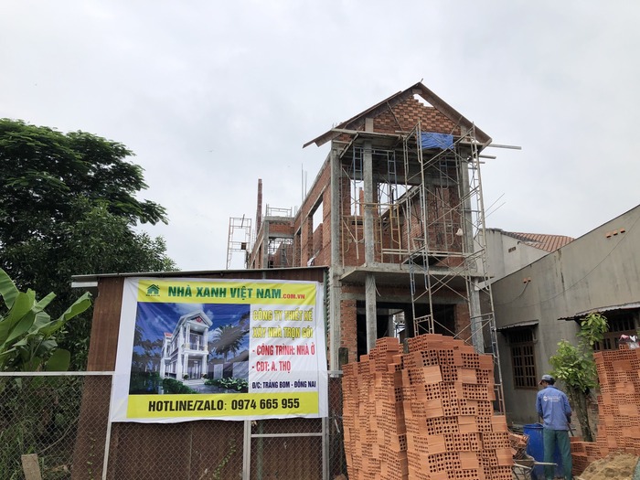 Công trình nhà 2 tầng mái Thái đang thi công