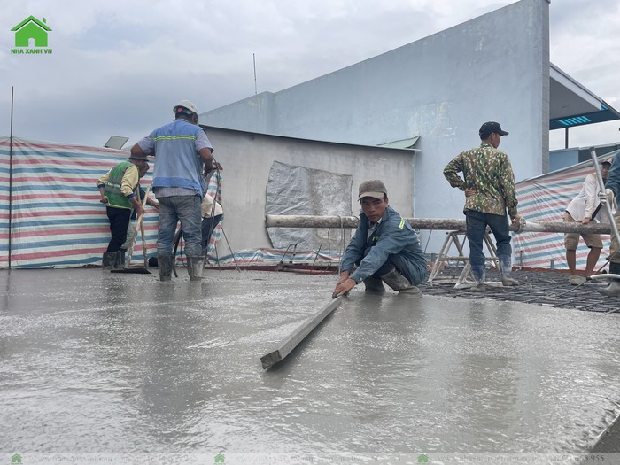 Đội ngũ công nhân Nhà Xanh Việt Nam đang thi công nhà