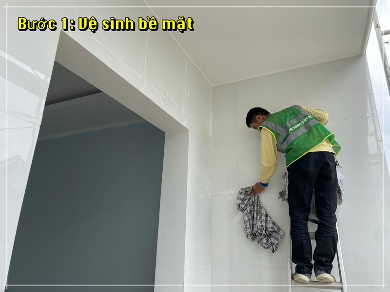 Bước 1: Vệ sinh bề mặt cần trét ron