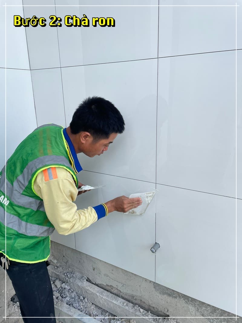 Tiến hành chà ron gạch