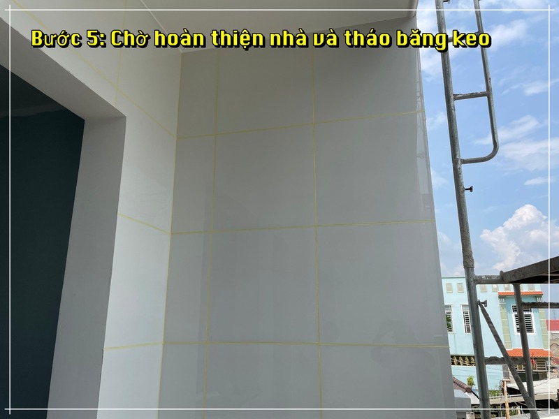 Chờ hoàn thiện nhà rồi mới tháo lớp băng keo bảo vệ ron gạch để đảm bảo thẩm mỹ