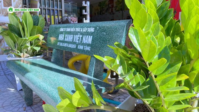 Bộ ghế đá Nhà Xanh Việt Nam tặng gia đình