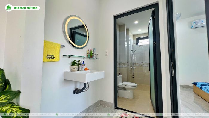 Lavabo và gương soi đặt ở bên ngoài nhà vệ sinh