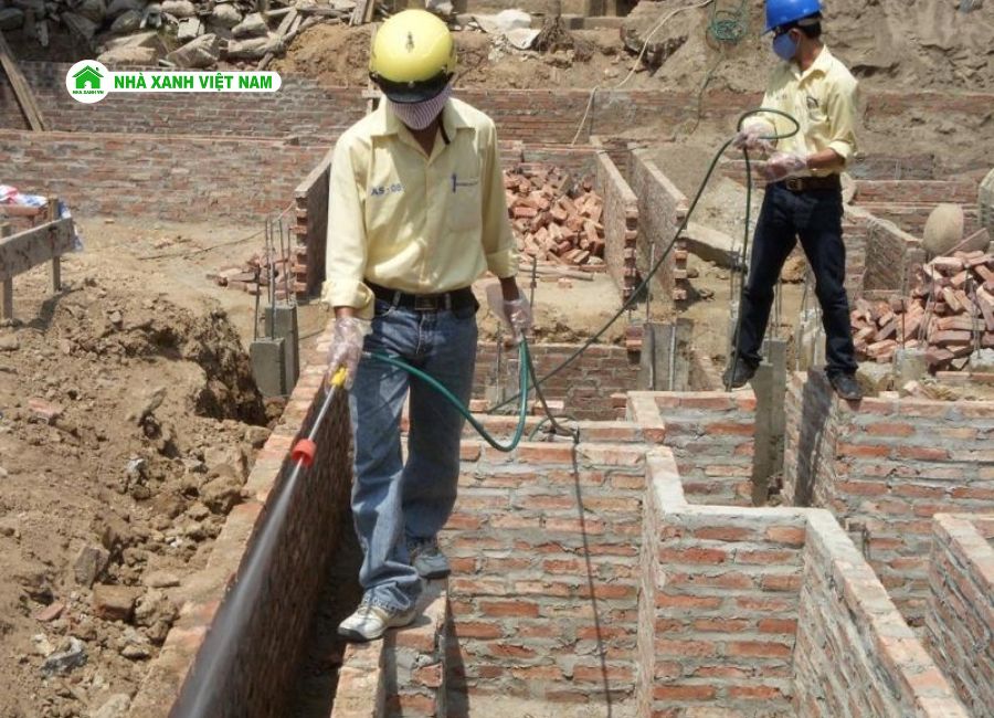 Cách chống mối cho nhà mới xây hiệu quả bằng thuốc dạng nước