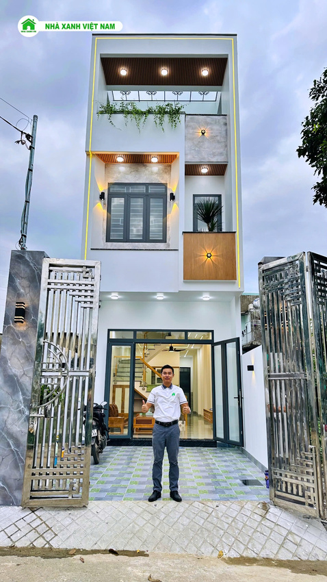 KS Lê Hải Duyên chụp ảnh cùng mặt tiền mẫu nhà phố hoàn thiện