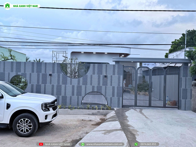 Mẫu Nhà cấp 4 sân vườn đẹp 8x22m 3 phòng Ngủ NCB-202501 126 Hình ảnh hoàn thiện nhà cấp 4 sân vườn đẹp 8x22m - view chính diện bên ngoài