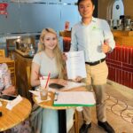 Kỹ sư Lê Hải Duyên - CEO Nhà Xanh Việt Nam rạng rỡ ký hợp đồng cùng gia chủ