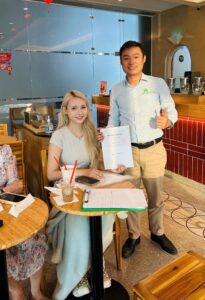 Kỹ sư Lê Hải Duyên - CEO Nhà Xanh Việt Nam rạng rỡ ký hợp đồng cùng gia chủ