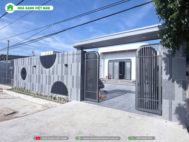 Mẫu Nhà cấp 4 sân vườn đẹp 8x22m 3 phòng Ngủ NCB-202501 129 Hình ảnh hoàn thiện nhà cấp 4 sân vườn đẹp 8x22m - view chính diện bên ngoài từ bên phải qua