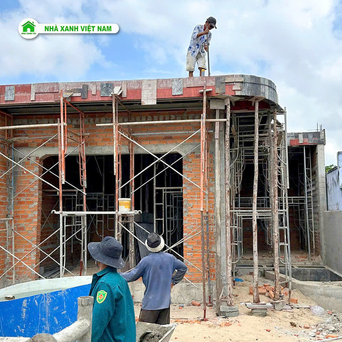 Mẫu Nhà cấp 4 sân vườn đẹp 8x22m 3 phòng Ngủ NCB-202501 117 Công đoạn lắp dựng cốp pha (ván khuôn) và giàn giáo để chuẩn bị đổ bê tông