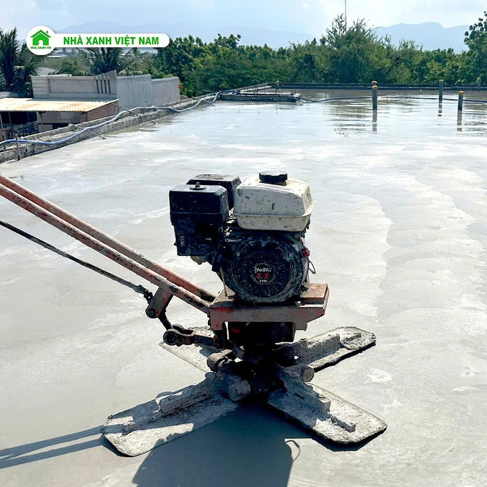 Mẫu Nhà cấp 4 sân vườn đẹp 8x22m 3 phòng Ngủ NCB-202501 120 Công đoạn xoa nền bê tông sàn mái bằng máy xoa nền chuyên dụng.
