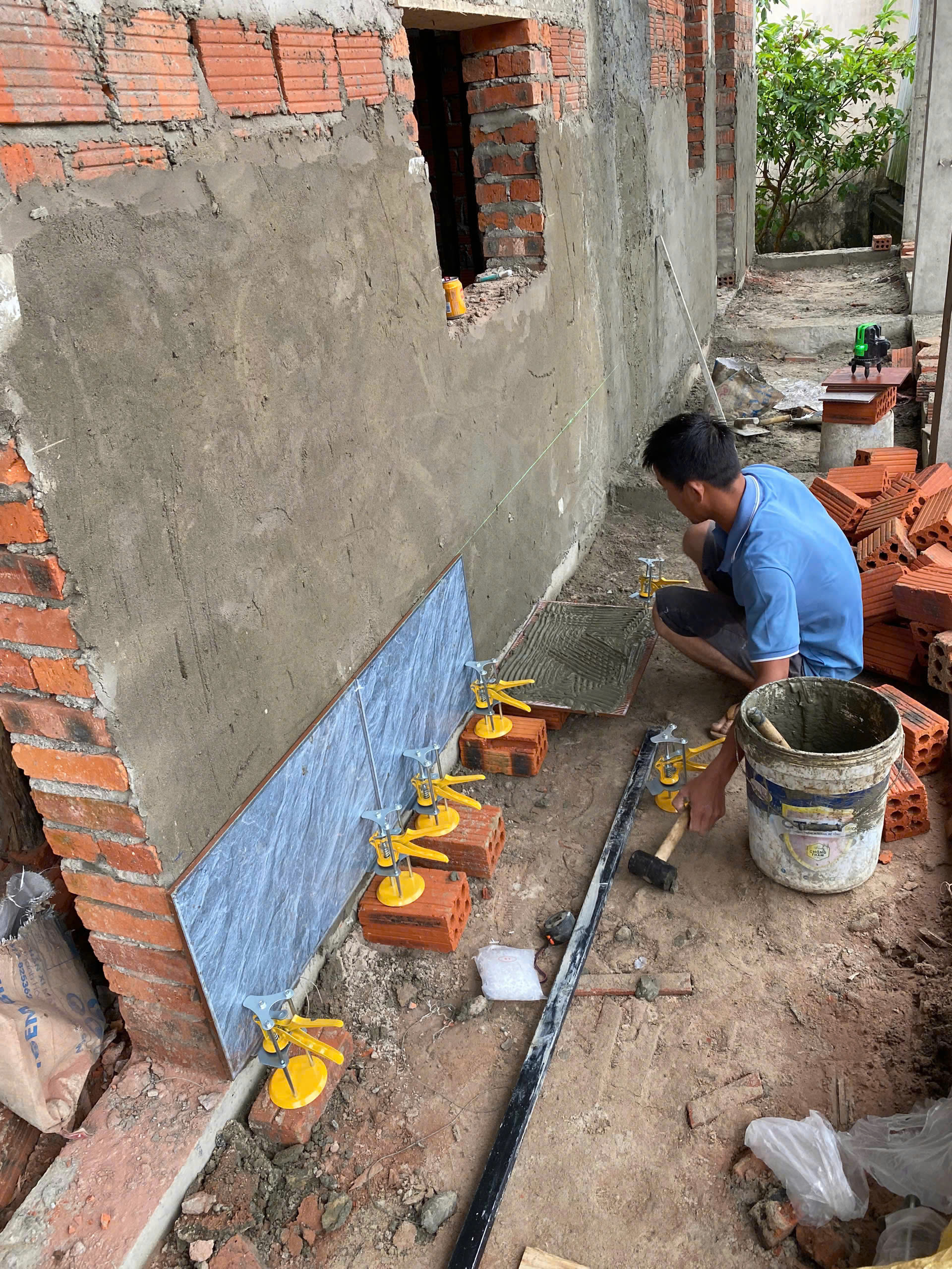 Mẫu nhà cấp 4 mái Nhật đẹp 9.3x17m NCB-202502 71 Công tác ốp gạch chân tường