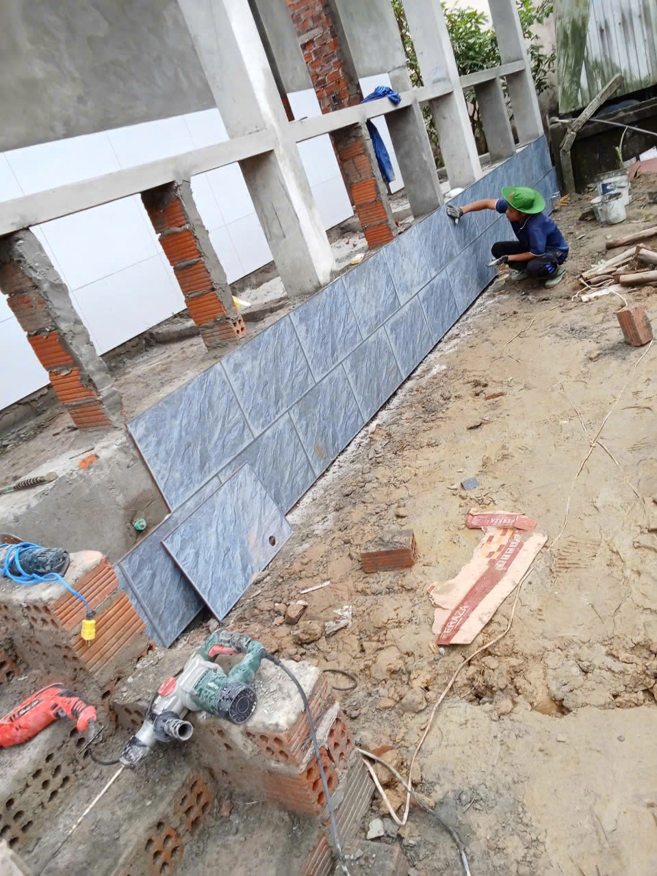 Mẫu nhà cấp 4 mái Nhật đẹp 9.3x17m NCB-202502 75 Ốp gạch chân lan can