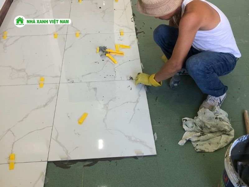 Lát gạch mới trên nền gạch cũ có sao không? Kỹ Sư chia sẻ 6 Thi công trải keo hai mặt và đặt gạch bằng ke cân bằng